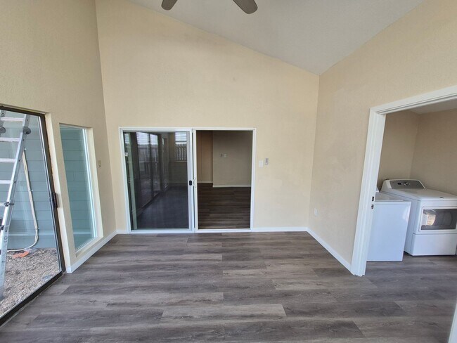 Building Photo - 4018 Sunrise Cove Dr