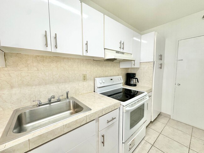 Building Photo - Amazing location: Close to Lincoln & the beaches: 1bed/1bath at the iconic Decoplage: available n...