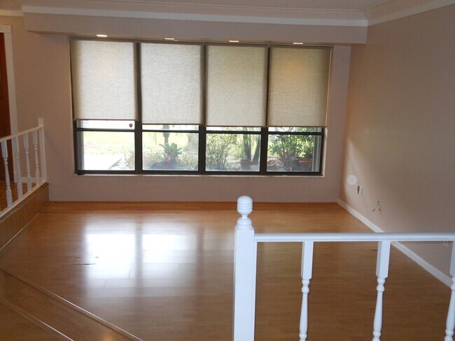 Building Photo - CHARMING 2 BEDROOM POOL HOME IN THE HEART OF JENSEN BEACH