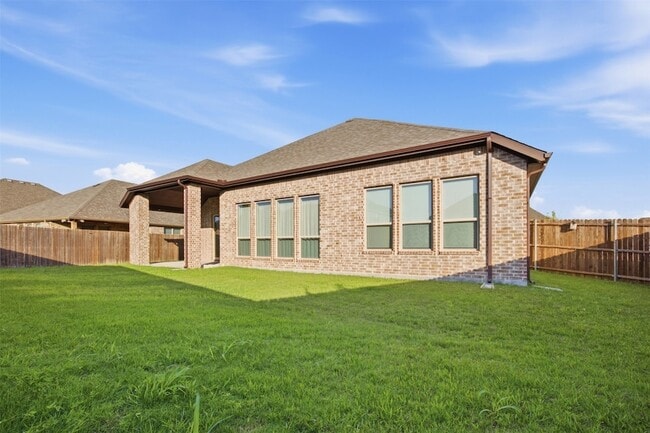 Building Photo - 208 Sequoia Dr
