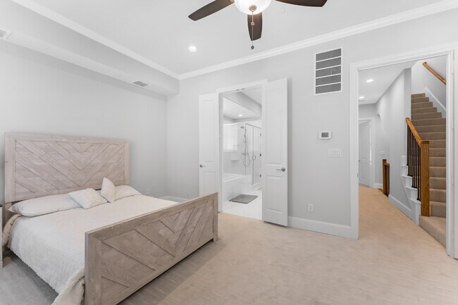 Building Photo - 633 Dalton Ln