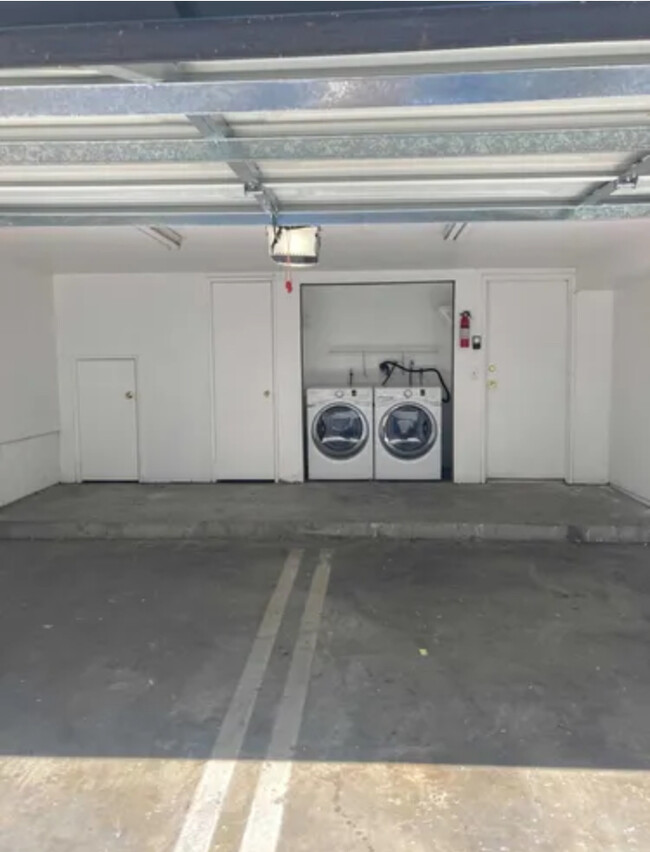 2 car private garage with washer and dryer - 532 Venice Way