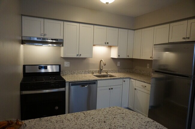 Remodeled Kitchen, Granite w/Stainless Appliances, New Custom Cabinets - Idaho Park East