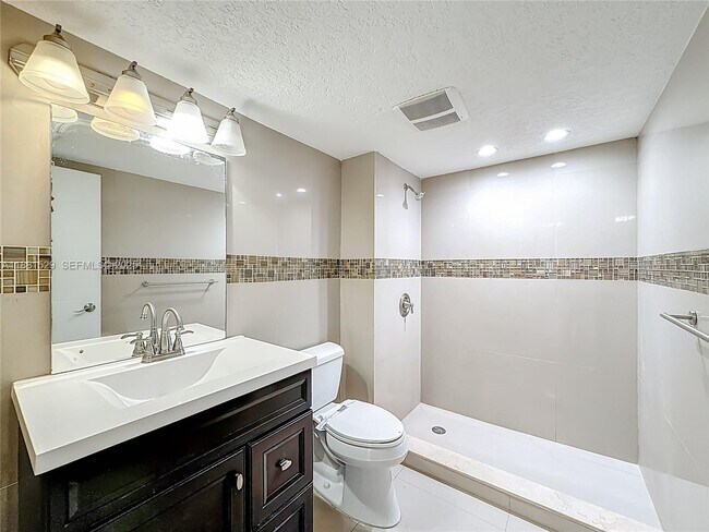 Building Photo - 1800 NW 24th Ave