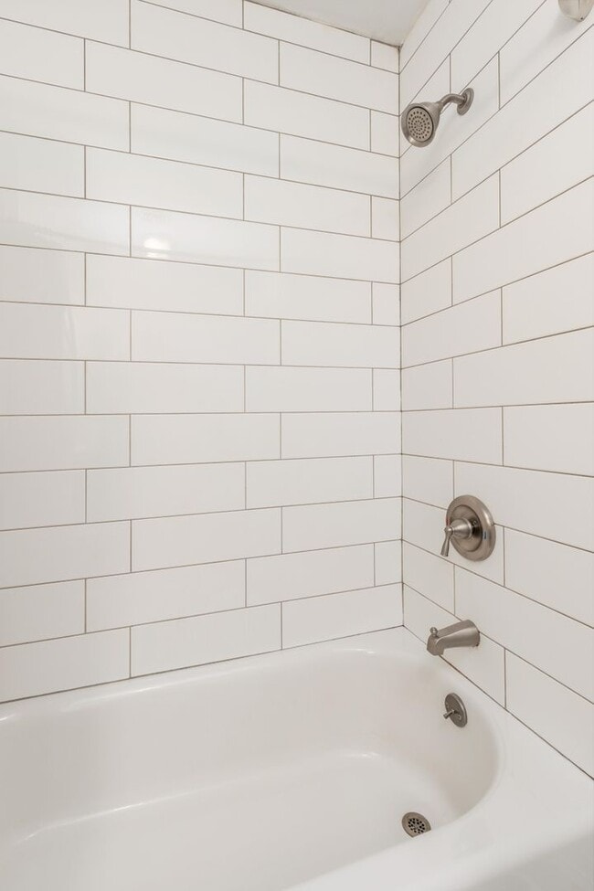 Building Photo - Stunning, Chic 2-Bedroom Apartment in the ...