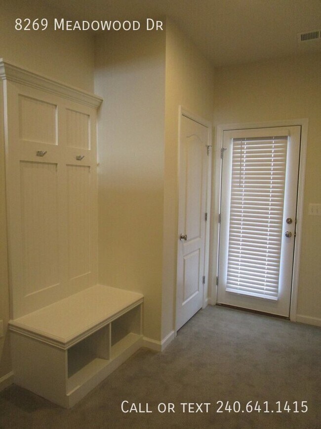 Building Photo - 8269 Meadowood Dr