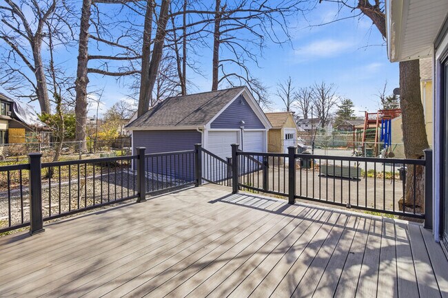 Building Photo - 925 Plainfield Ave