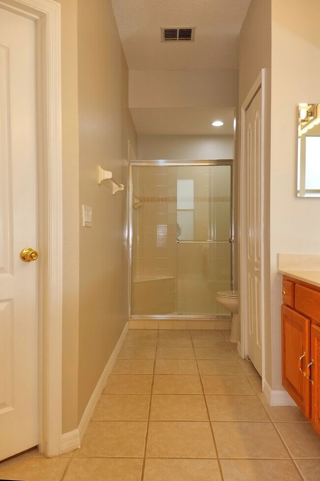 Building Photo - Beautiful 3 bed/2 bath home in Hunter's Cr...