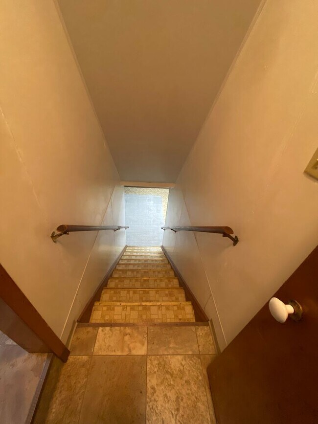 Building Photo - Cozy Home with Double Stall Garage