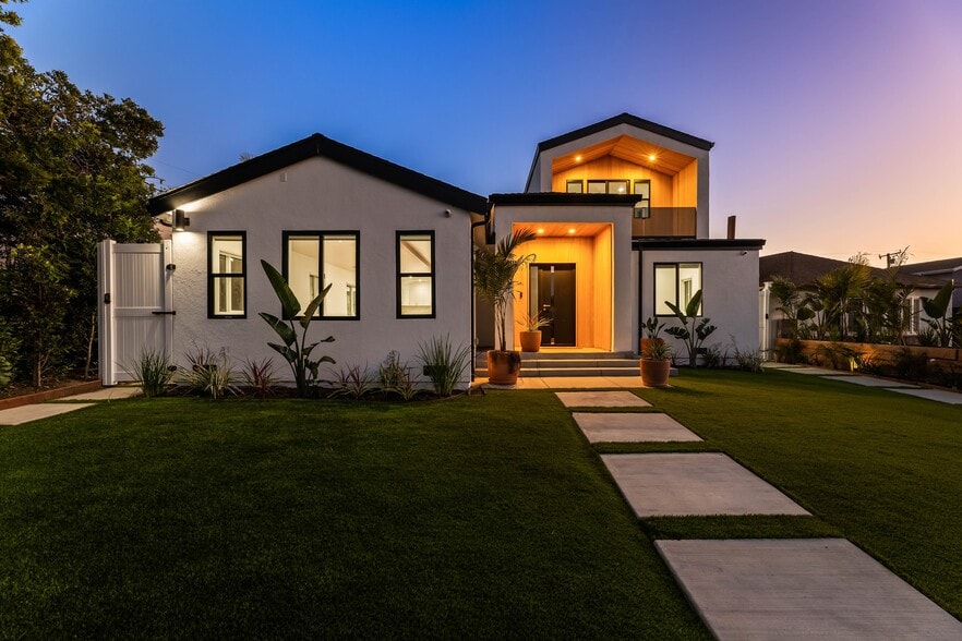 Building Photo - 212 W 64th St