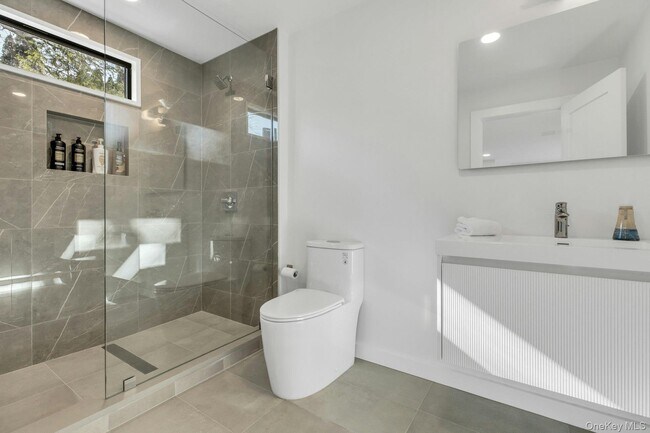 Building Photo - 10 Bay View Dr