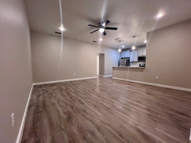 Building Photo - $500 MOVE-IN SPECIAL: Spacious 3-Bedroom Townhouse Near Texas Tech