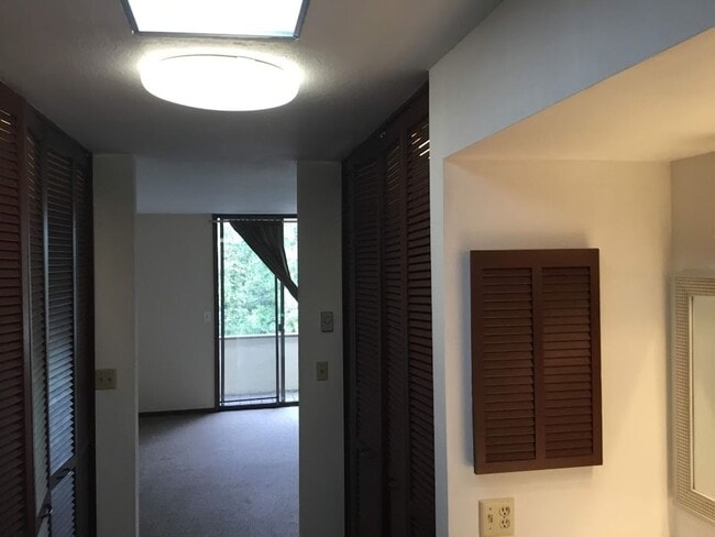 Building Photo - Beautiful 2 Bedroom, 2.5Bathroom Duplex Located Near Amazon Park