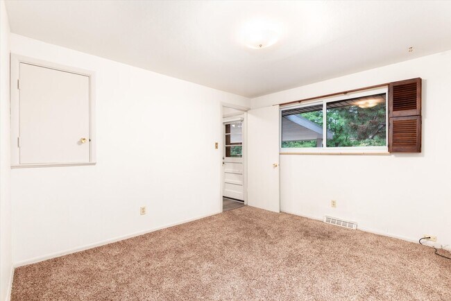 Building Photo - Vintage 5 bed Home in Green Mountain Estat...