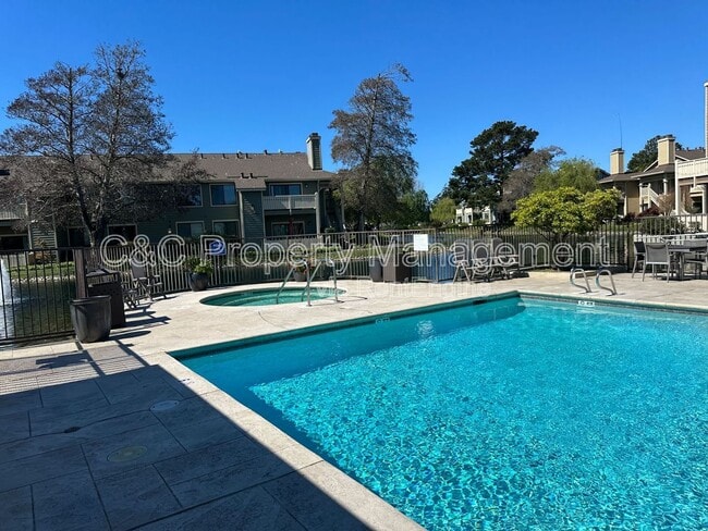 Building Photo - 88 Lakeshore Ct
