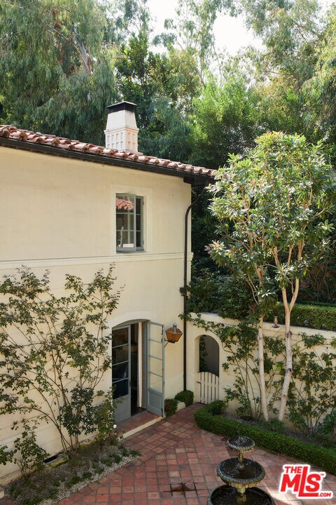 Building Photo - 7475 Hillside Ave