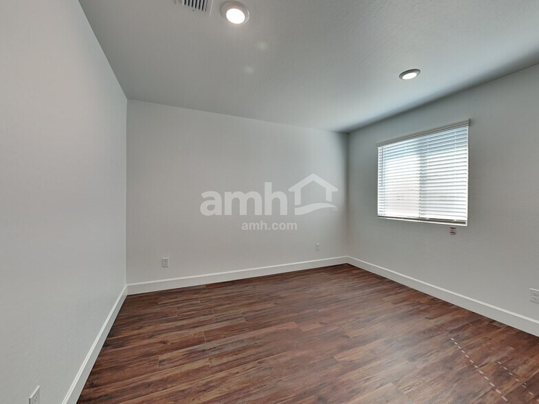 Building Photo - 17161 W Golden Ln