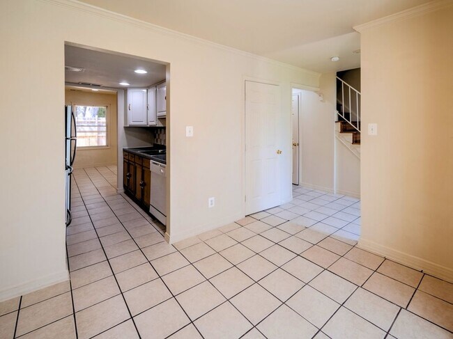 Building Photo - 10 Oak Dr