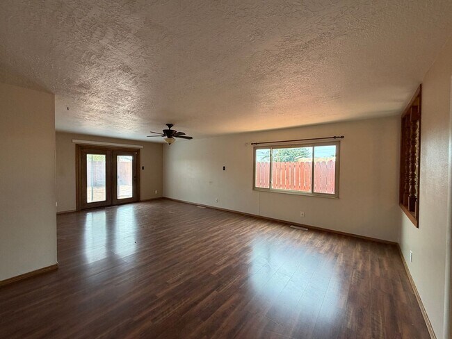 Building Photo - Cozy 4 Bedroom 2 Bathroom Home In The NE!