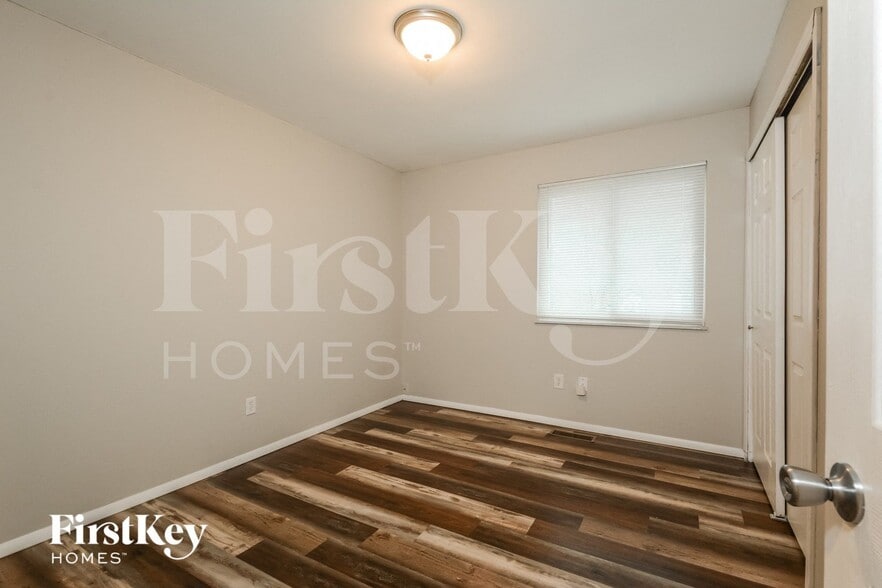 Building Photo - 846 Vlg Mdw Dr