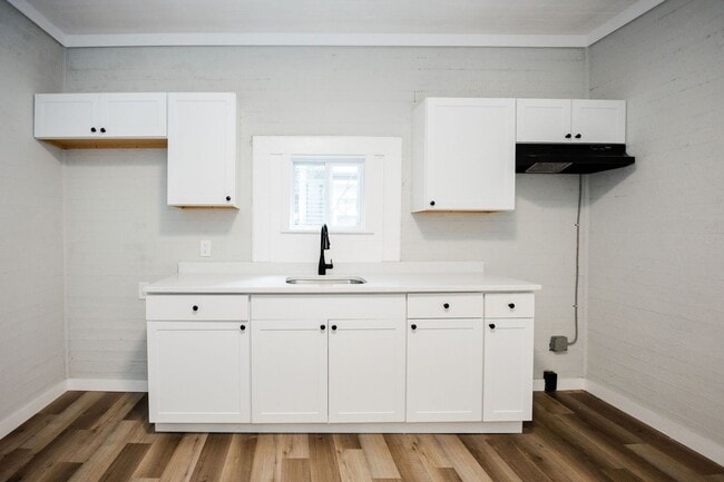 Building Photo - Move-in special: 50% off 1st month's rent – Newly Renovated 2 Bedroom Home!