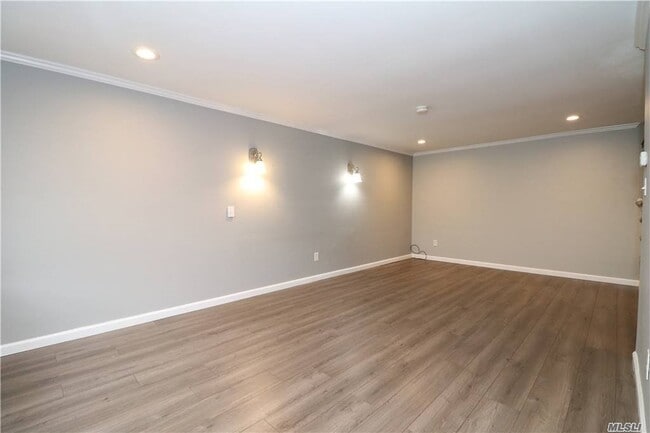 Building Photo - 36 Sagamore Hills Dr