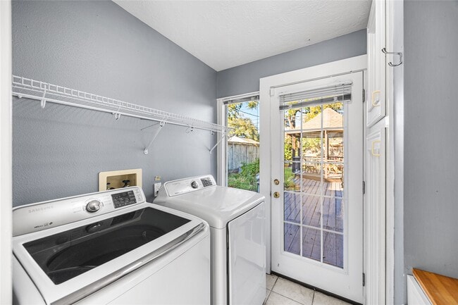 Building Photo - 1422 Gardenia Dr