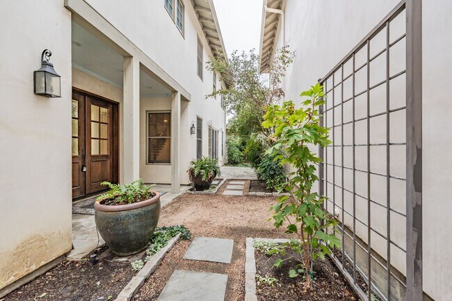 Building Photo - Beautiful Monticello Town Home!!!