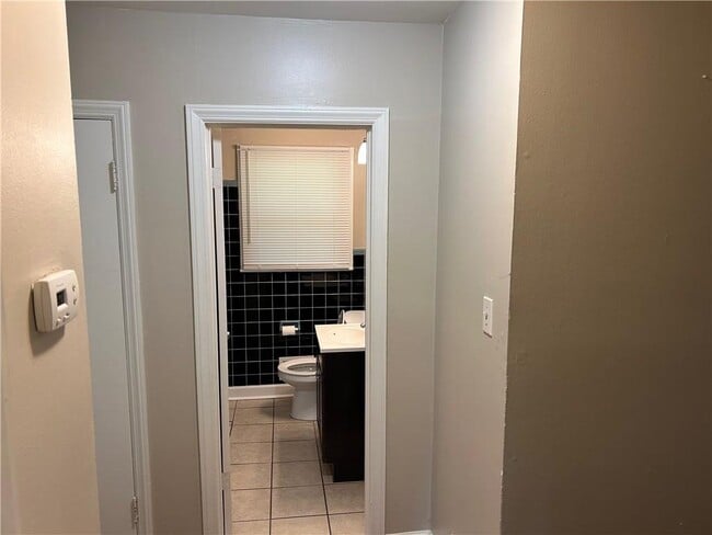 Building Photo - 3231 Pinehill Dr