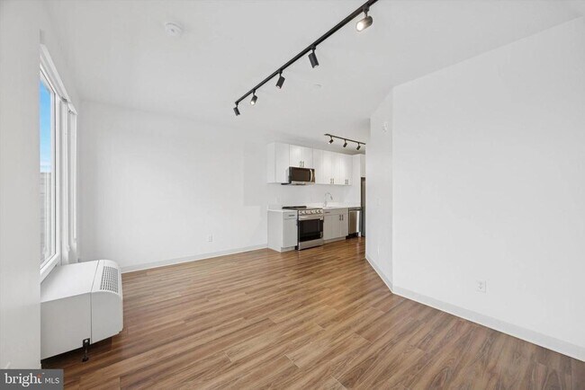 Building Photo - 4240 Chestnut St