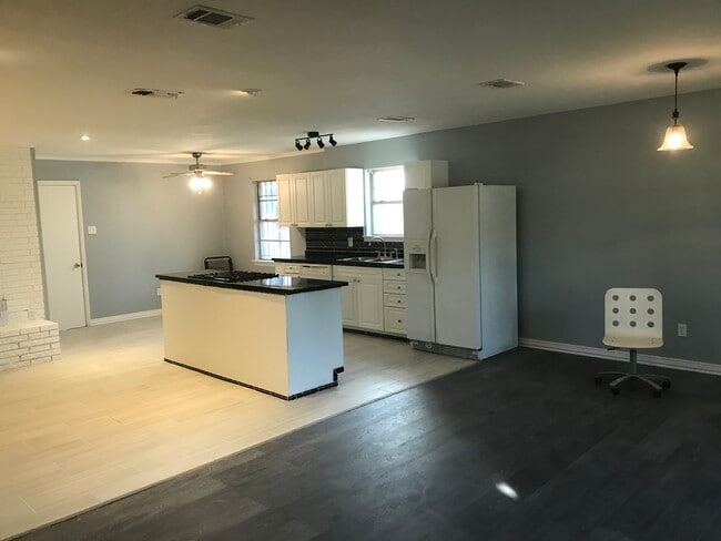 Living area/kitchen - 3873 Rugged Cir