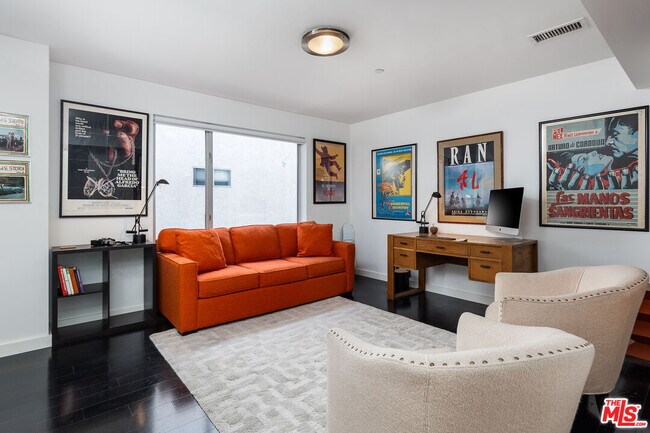 Building Photo - 900 N W Knoll Dr