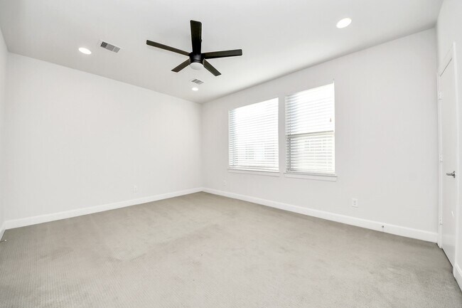 Building Photo - 325 Eado Park Cir