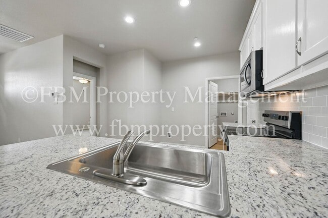 Building Photo - 2113 Luna Dr