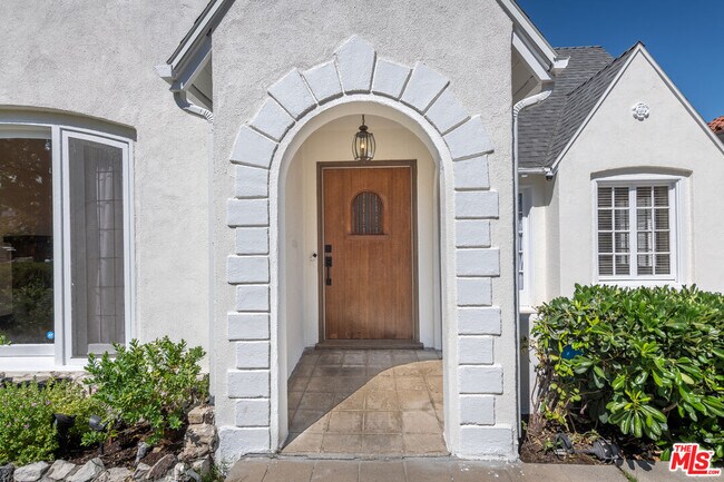 Building Photo - 319 S Orange Dr