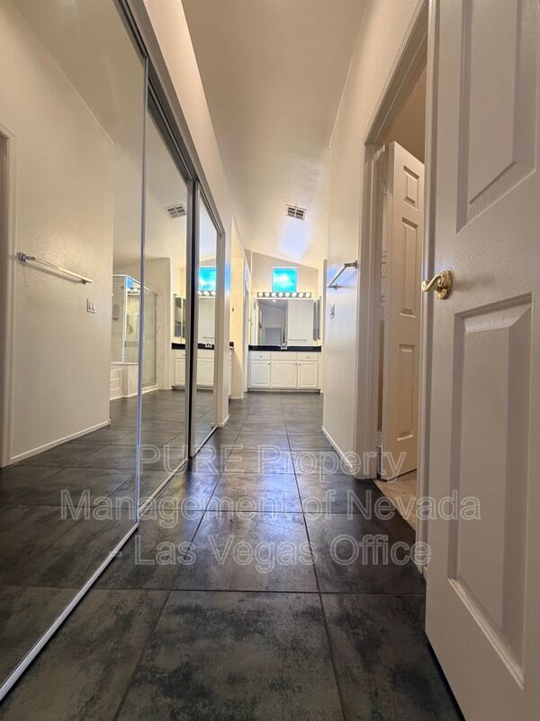 Building Photo - 925 Lexington Cross Dr