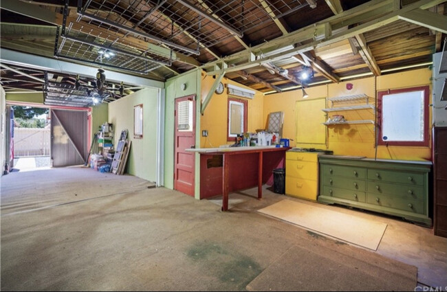 Building Photo - 411 E Alvarado St
