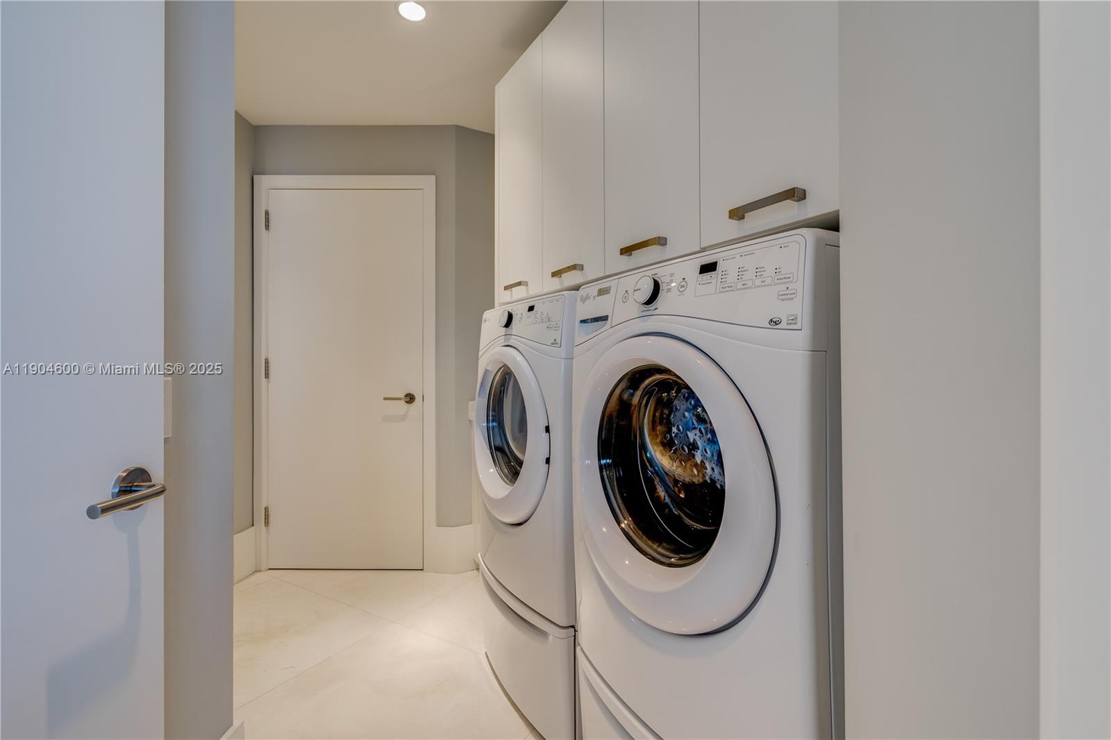 Building Photo - 18555 Collins Ave