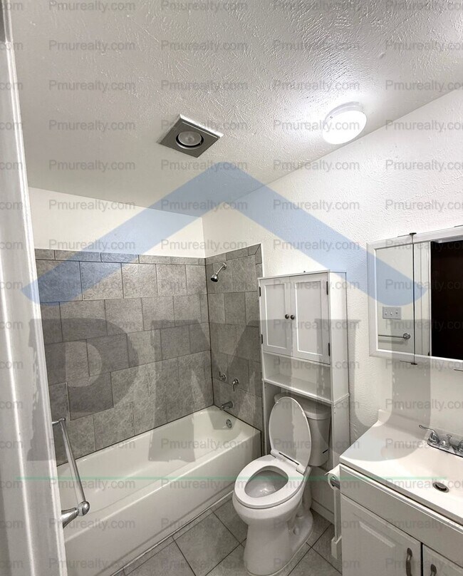 Building Photo - AVAILABLE NOW!!! Lovely 3/2/2 home in Gran...