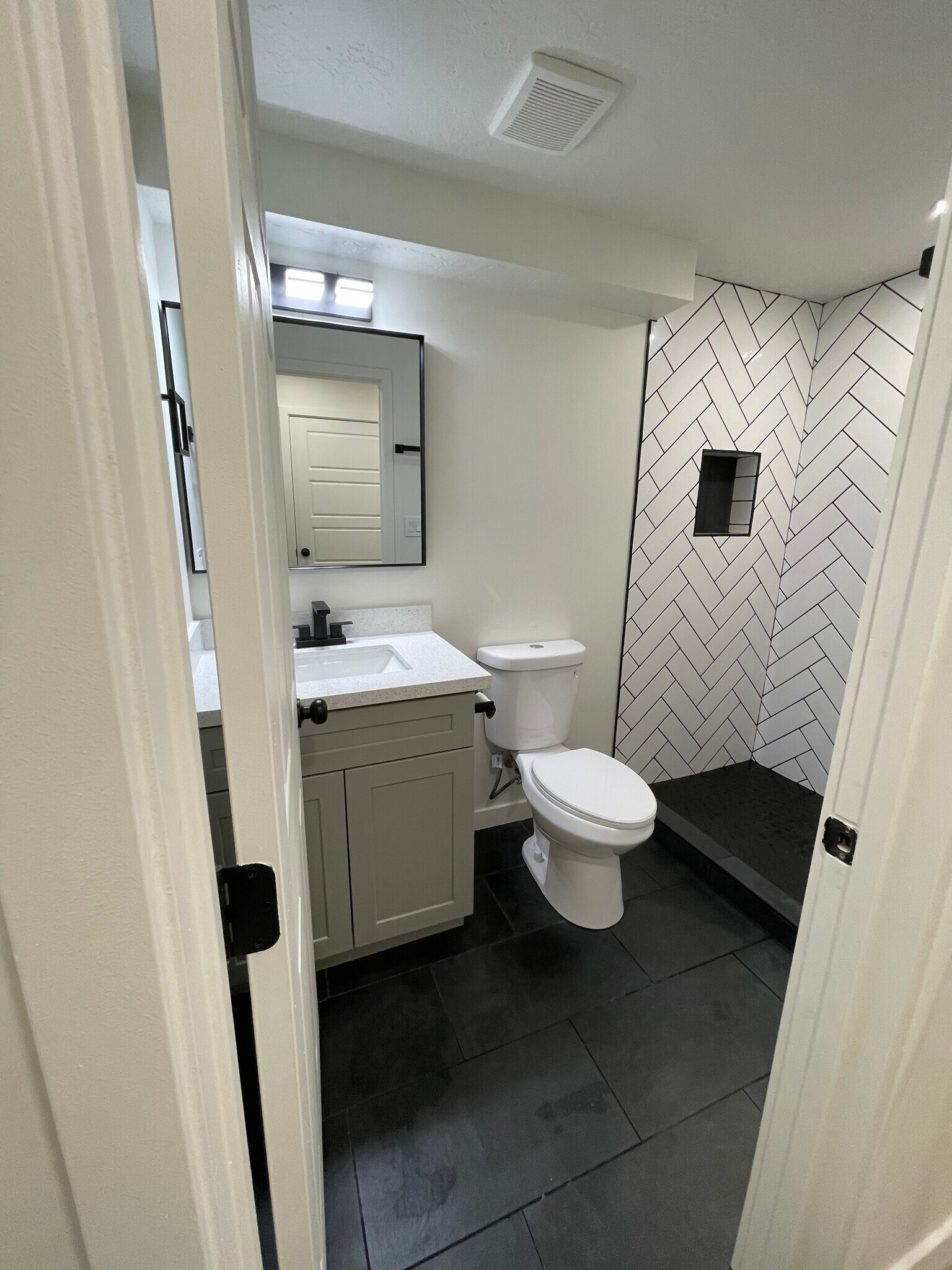 Building Photo - 844 N Basalt