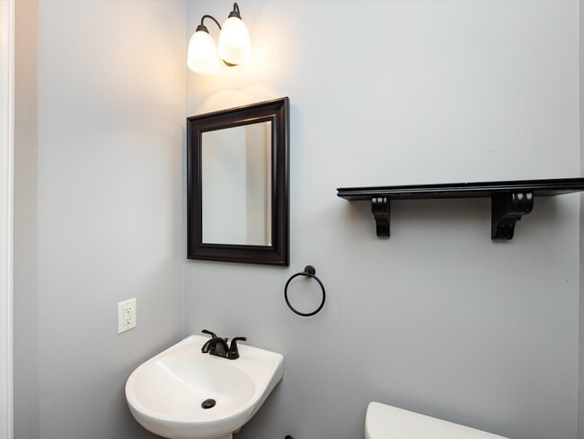 Building Photo - 4936 S Hill View Dr