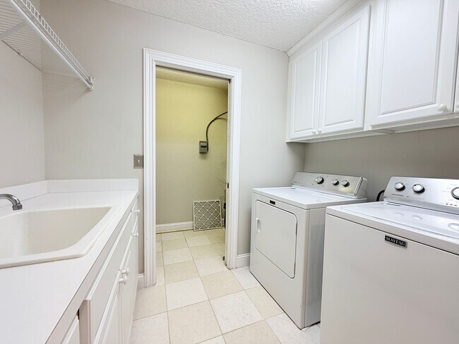 Building Photo - 5511 La Moya Ave