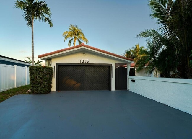 Building Photo - 1016 NE 26th Ave