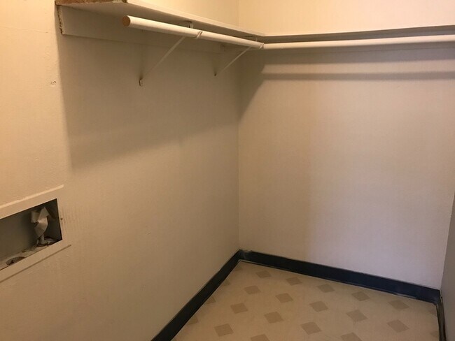 Building Photo - 2 Bedroom 1 Bath Condo