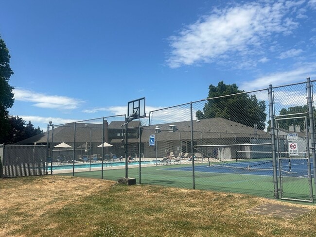 Building Photo - Salmon Creek Condo with Swim, hot tub and ...