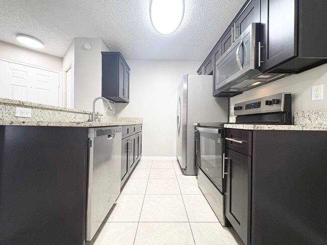 Building Photo - Lake Mary Condo ~ Fresh Paint, Tile Flooring, Updated Kitchen/Bath!