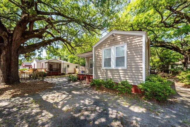 Building Photo - 3 Bedroom, 1 Bathroom Home in Dorchester Terrace - North Charleston
