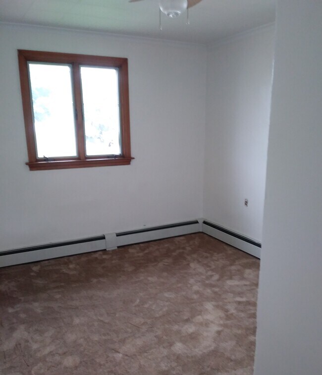 EXTRA ROOM W WASHER/DRYER HOOKUP - 511 Hickory St