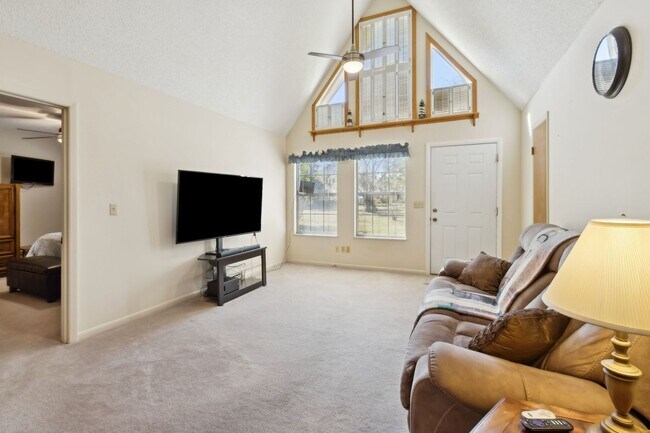 Building Photo - Peaceful Country Living Close to Everything