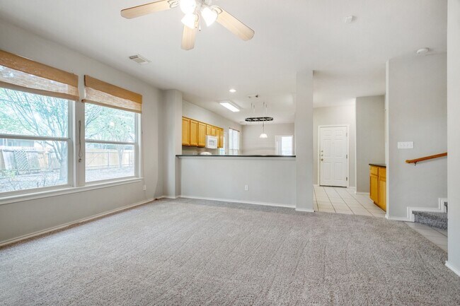 Building Photo - 4 Bedroom, 2.5 Bath Home in Vista Oaks